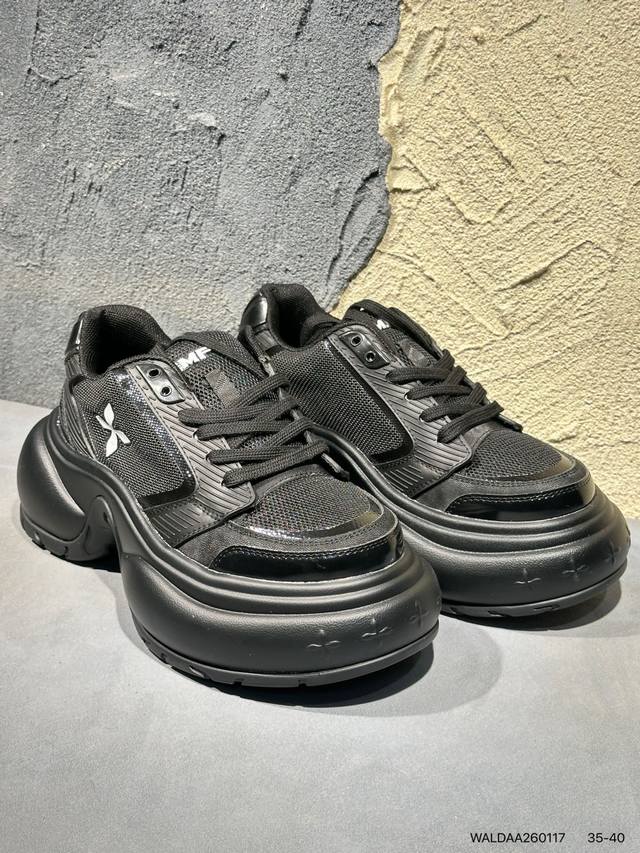 新品上市实拍 DDD Smfk 十字花女士拖鞋 厚底增高凉拖鞋 自带内增高！Smfk Compass 厚底增高运动休闲拖鞋。秉承外形简单 穿着舒适的初衷 不断为