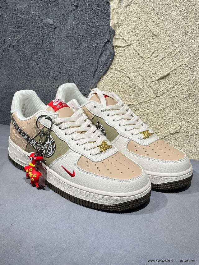 新品上市实拍 耐克Nike Air Force 1“07空军一号低帮百搭休闲运动板鞋。柔软、弹性十足的缓震性能和出色的中底设计，横跨复古与现代的外型结合，造就出