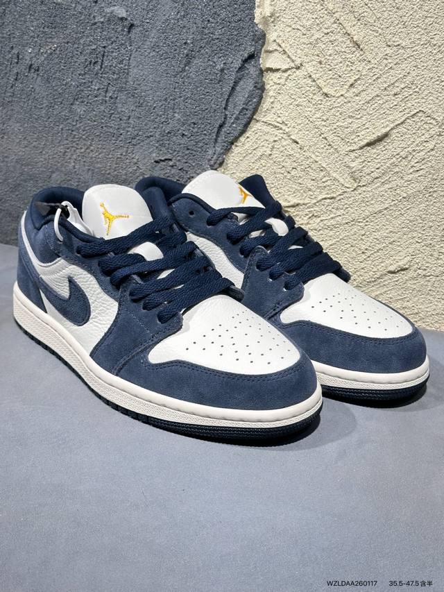 新品上市实拍 DDD 近日，网上传出消息，Jordan 将要推出Air Jordan 1 Low “ Obsidian Suede ” 鞋款，呈现出极为简洁的双