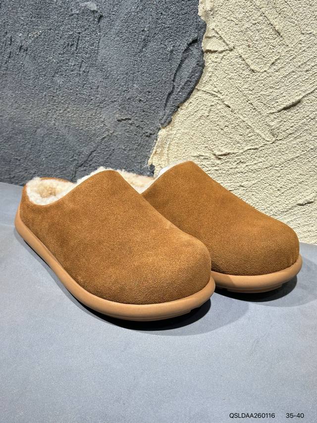 Ugg 品牌的起源可以追溯到澳大利亚，一战时期，澳大利亚飞行员用两块羊皮包裹成鞋子穿在脚上御寒，这种设计后来逐渐在澳洲流行开来。品牌正式创立于 1978 年，由