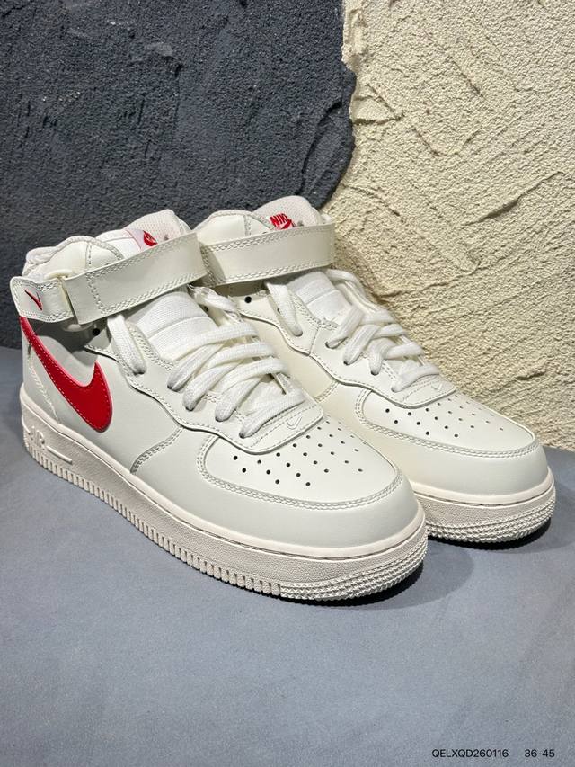 Nike Air Force 1 Low “中帮” DDD 原厂冲刀皮料切割干净 无任何毛边 清洁度细节完美 做工细节全方位比对原鞋。 DDD 原楦原纸板 打造