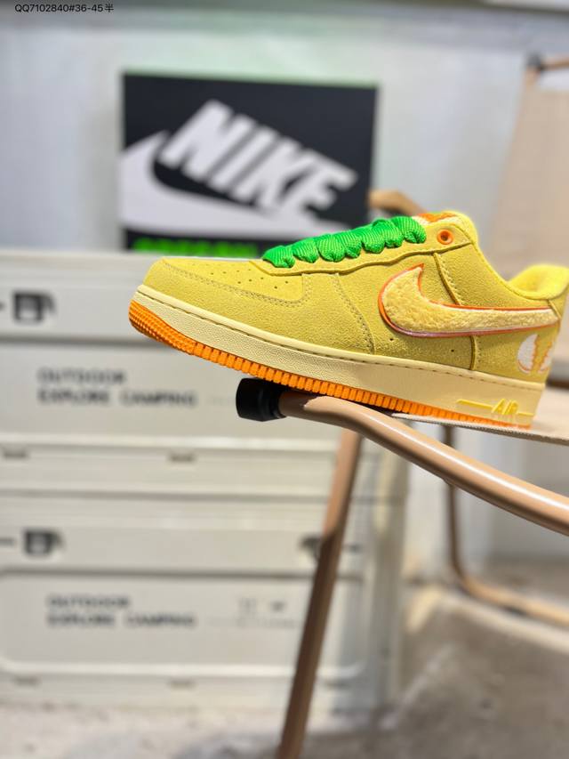 耐克 Nike Air Force 1 '07空军一号 百搭休闲运动板鞋。柔软、弹性十足的缓震性能和出色的中底设计，横跨复古与现代的外型结合，造就出风靡全球三十