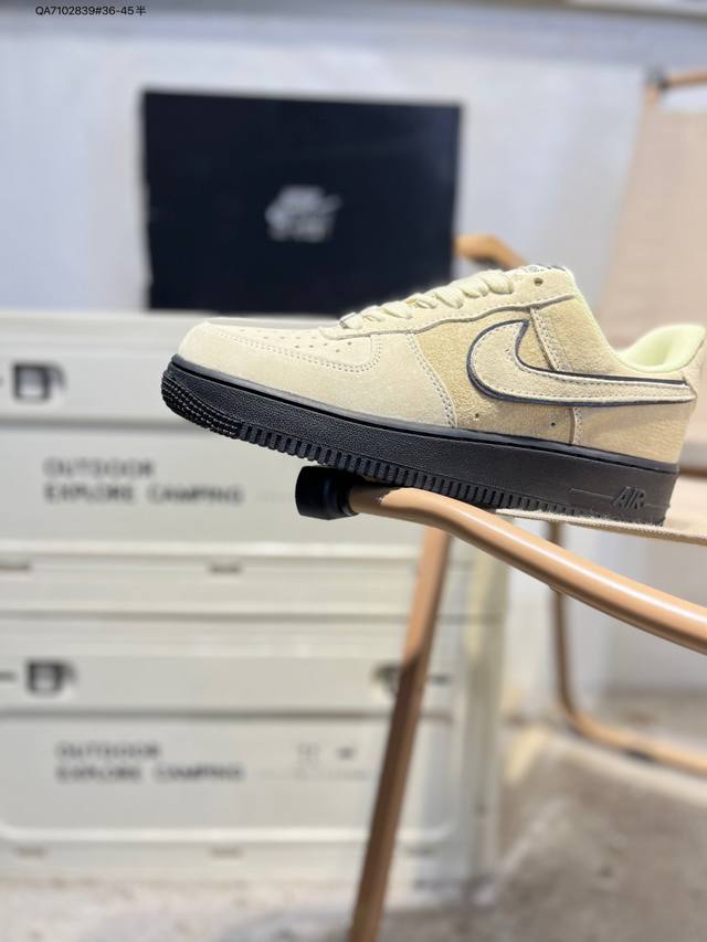 耐克 Nike Air Force 1 '07空军一号 百搭休闲运动板鞋。柔软、弹性十足的缓震性能和出色的中底设计，横跨复古与现代的外型结合，造就出风靡全球三十