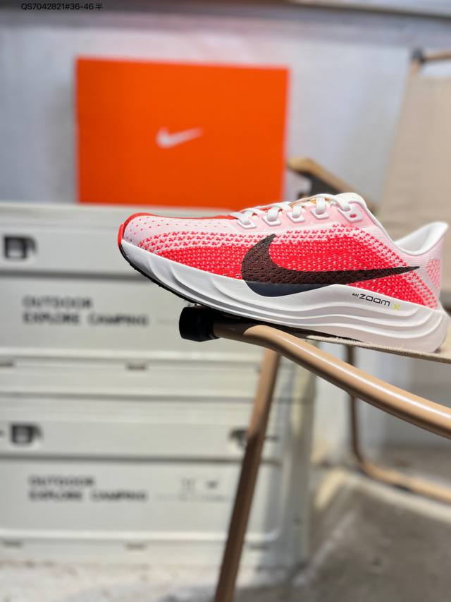 Nk Zoom Pegasus Plus 超级飞马涡轮增压马拉松慢跑鞋 Fq7262 在设计上延续了原版鞋款的经典风格，向 Pegasus Turbo 致敬。鞋