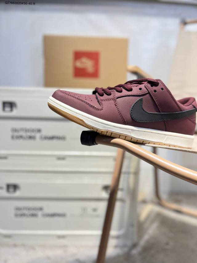 耐克Nike Dunk Low 板鞋Sb系列经典百搭休闲运动板鞋加厚鞋舌的填充，使舒适性大大提升，同时也更方便穿脱中底部分则加入了脚感柔软舒适Zoomair气垫