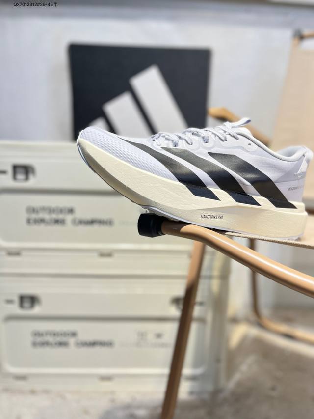 Ad Adizero Evo Sl 2 马拉松竞速专业跑鞋 Celermesh针织网面非常轻薄 纤维间的缝隙很大 可以保证跑步时的透气、排汗效果 鞋舌直接与两侧