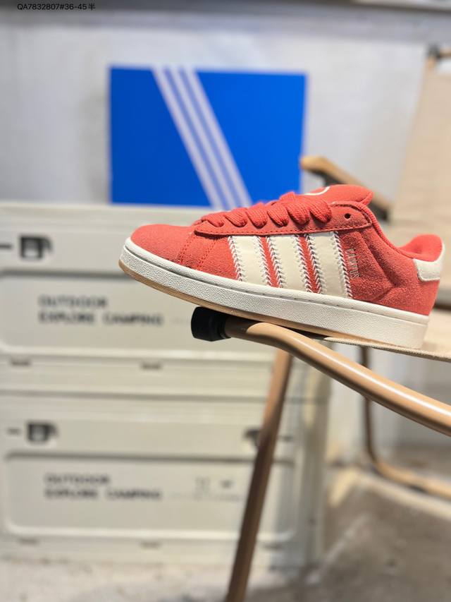 Adidas 阿迪达斯 原楦开发版型，采用猪巴革组合纤维革鞋面材质，内嵌欧索莱Ortholite 混合 再生 鞋垫，外置耐磨橡胶大底潮流我熟,面包鞋就选这款阿迪