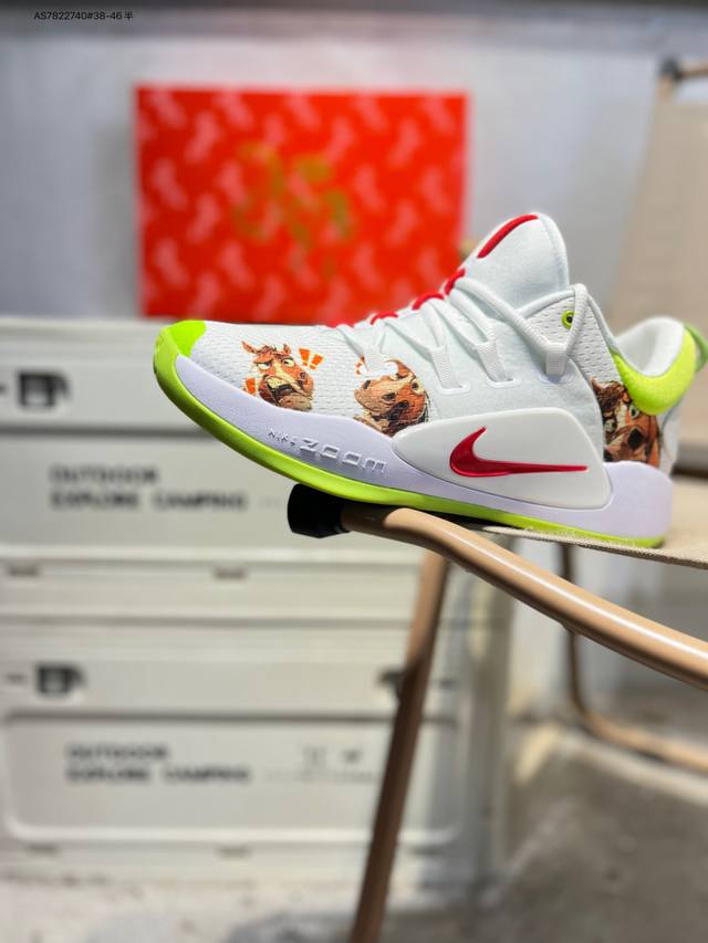 耐克Nike Hyperdunk X Low Ep 全新配色专业实战篮球鞋。 DDD 这样的缓震科技配置`使得Zoom能更接近地面， 也代表着更为贴地的脚感，进