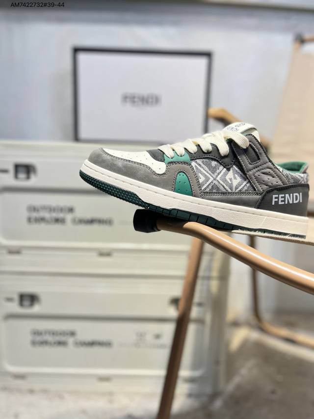 Fendi芬迪潮流时尚低帮 休闲运动鞋系列 DDD 广东品质原厂渠道原装订单 DDD 全套专柜包装物及配件 柔酷系列 DDD 松紧带套脚休闲运动男鞋 四季爆款