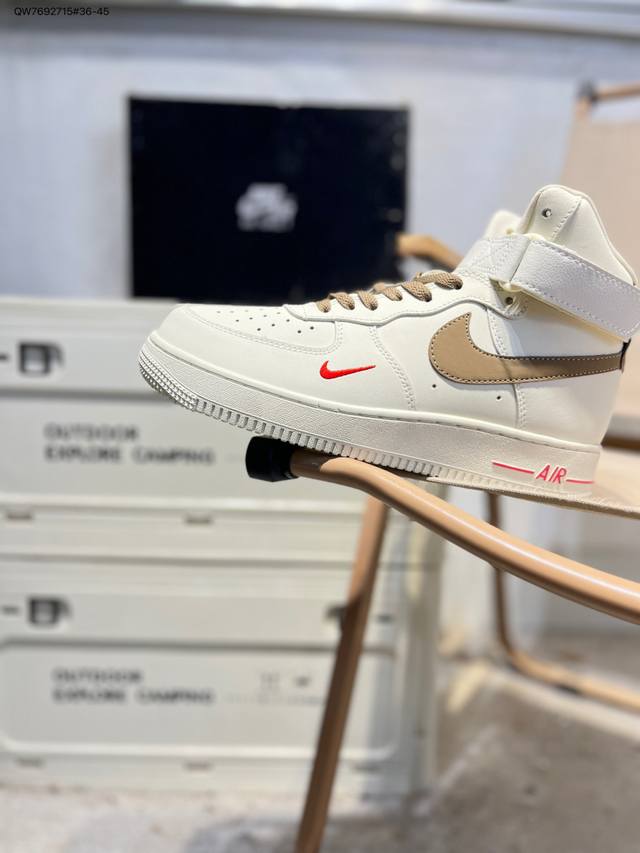 耐克 Nike Air Force 1 '07空军一号 百搭休闲运动板鞋。柔软、弹性十足的缓震性能和出色的中底设计，横跨复古与现代的外型结合，造就出风靡全球三十