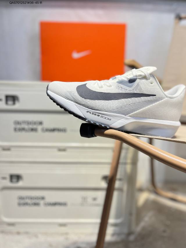 原楦原纸版数据开发#采用科技织法轻盈织物合成鞋面材质#前足搭载 Zoom Air缓震配置#中底泡绵缓震组合外置防滑耐磨橡胶底片专为训练和竞速而生，耐克Nike