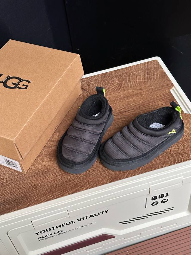 实拍细节–原相机直出原图 DDD 独家Ugg新款，经典黑色 DDD Ugg不愧是大牌，细节拉满还颜值在线 Ugg这款儿童棉鞋直接戳中心巴 ，羽绒服级面料也太会了