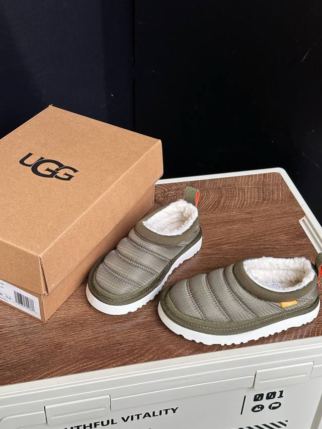 实拍细节–原相机直出原图 DDD 鞋面羽绒服面料，软乎乎还耐造，娃踩泥坑咱蹭脏了都不怕，湿纸巾一擦就干净，橄榄色巨百搭Ugg这款儿童棉鞋直接戳中心巴 ，羽绒服级