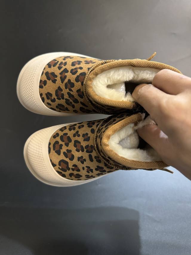 Ugg新款包头中帮儿童雪地靴 DDD Size：26-37码 DDD 经典Ugg中帮款式 DDD 内里加绒加厚，保暖又舒适 DDD 拉链式设计，穿脱方便 DDD