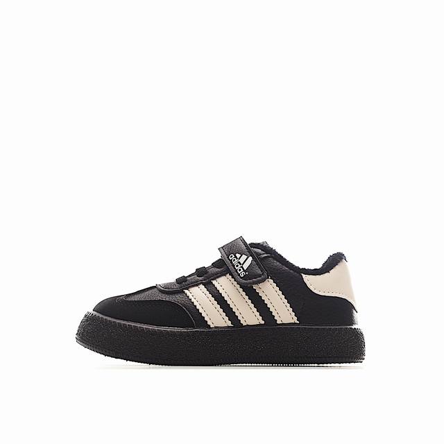 Ad 三叶草 德训加绒童鞋 DDD 采用低帮设计搭配魔术贴穿脱方便，复古造型时尚吸睛，鞋面采用合成皮革+织物拼接材质，轻盈耐磨又透气，适合孩子活泼好动的特点。最