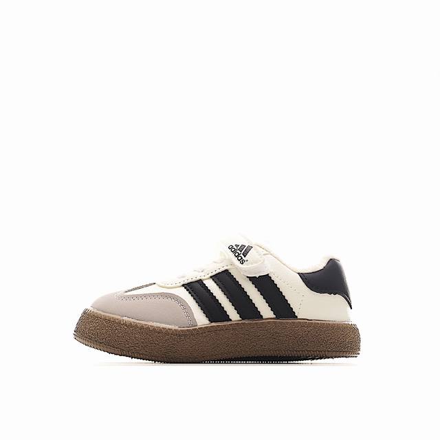 Ad 三叶草 德训加绒童鞋 DDD 采用低帮设计搭配魔术贴穿脱方便，复古造型时尚吸睛，鞋面采用合成皮革+织物拼接材质，轻盈耐磨又透气，适合孩子活泼好动的特点。最