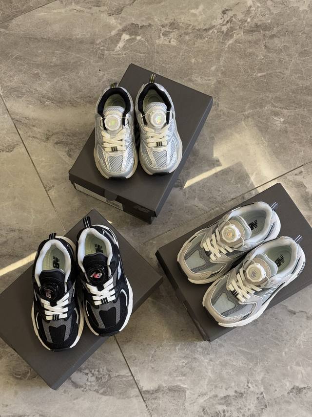 童鞋不止要好看，更要好穿！ 深入细节的Nb530，旋转扣方便调节松紧，搭配记忆棉鞋垫，舒适一整天。释放双脚，让孩子自由奔跑吧。 DDD