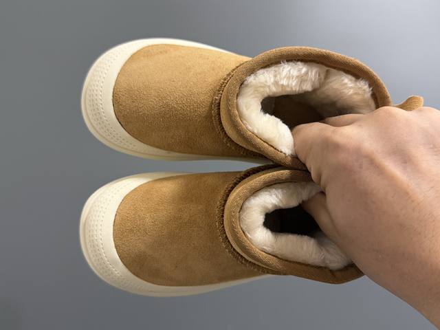 Ugg塔斯曼中帮儿童雪地靴 DDD Size：25-35码 DDD 超酷的Ugg拼色系列 DDD 一脚蹬款式设计，穿脱方便 DDD 加绒加厚内里，保暖又舒适 D