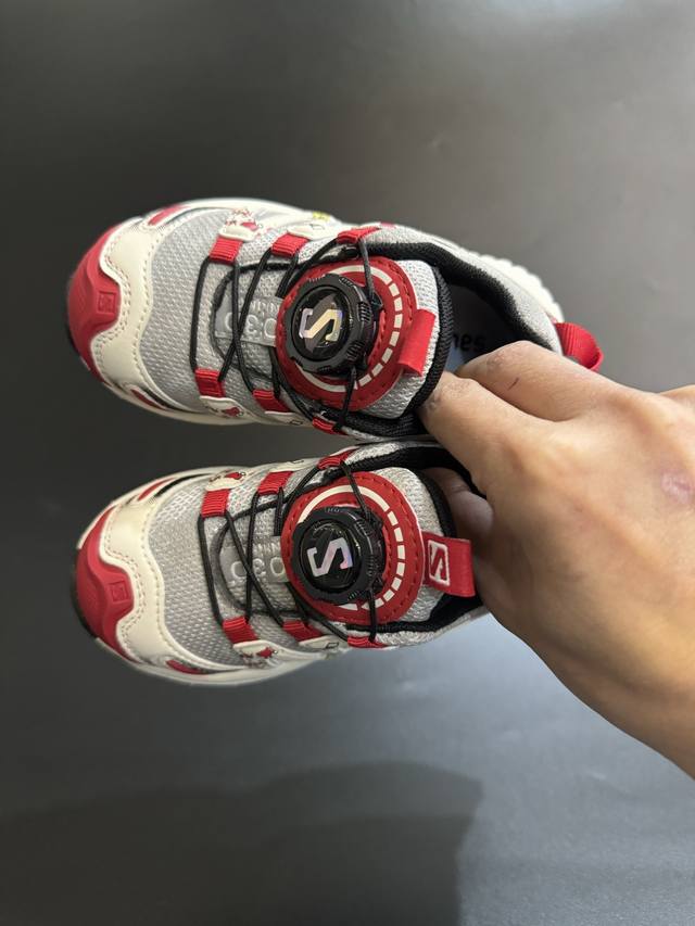 新色 DDD 海外版萨家新款3D锁扣儿童运动鞋 DDD Size：26-37码 DDD 经典萨洛蒙3D系列 DDD 锁扣设计，穿脱方便 DDD 耐磨防滑大底，脚