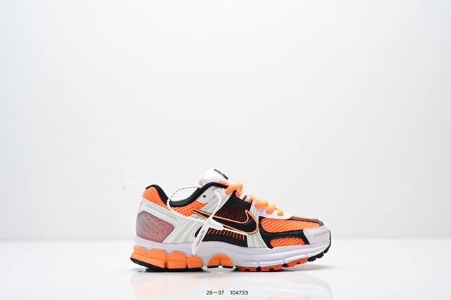 童鞋：耐克Nike Zoom Vomero 5 DDD 马拉松复古跑五代休闲运动慢跑鞋 DDD 采用环保纤维革饰片组合网眼布鞋面材质 升级正确后跟Tpu加固 耐