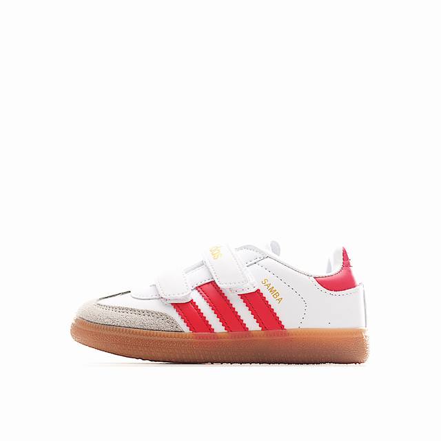 Ad 德训 3.0 双魔术贴儿童鞋 DDD 以经典溜冰风格为灵感的易穿运动鞋。无论他们是骑着他们的第一辆平衡车巡游，还是探索游乐场的每一寸空间，这些滑冰风格的运