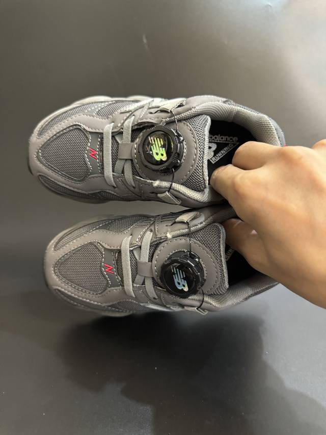 新色出货 DDD 海外版Nb新款9060锁扣儿童运动鞋 DDD Size：24-37码 DDD 经典Nb9060系列 DDD 优质锁扣设计，穿脱方便 DDD 优