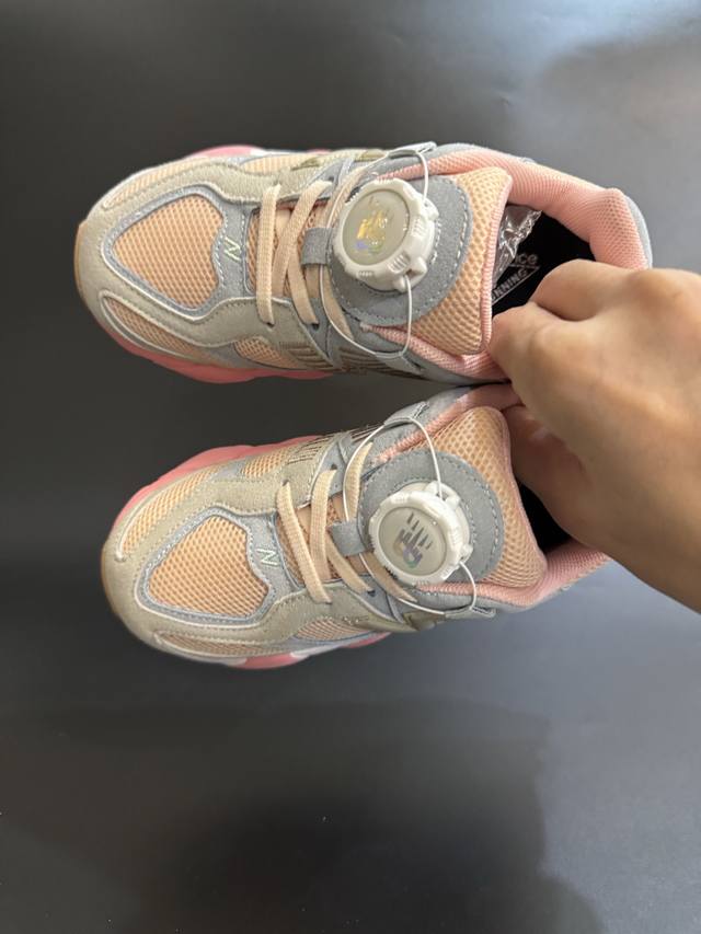 海外版Nb新款9060锁扣儿童运动鞋 DDD Size：24-37码 DDD 经典Nb9060系列 DDD 优质锁扣设计，穿脱方便 DDD 优质耐磨防滑大底，脚