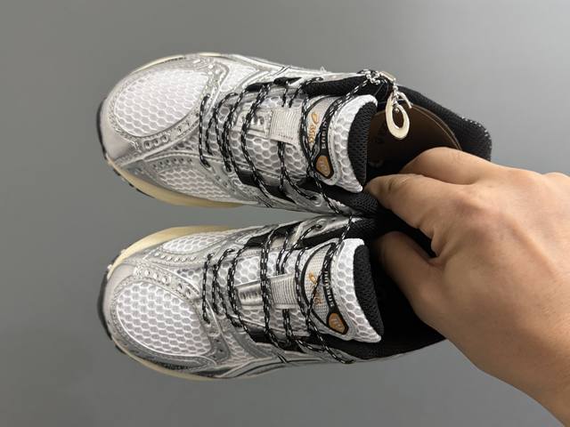 Yss新款Gel- Nimbus 松紧扣儿童运动鞋 DDD Size：26-37码 DDD 经典亚瑟士系列 DDD 松紧扣设计，穿脱方便 DDD 优质面料拼接，