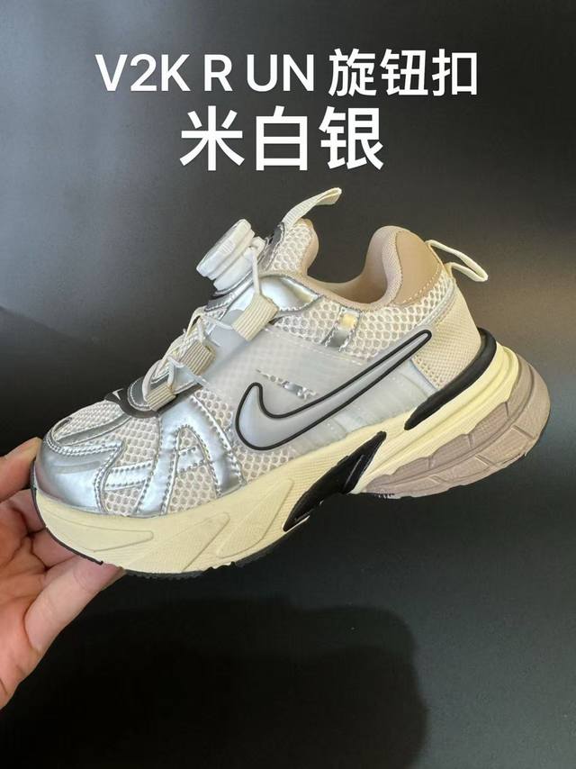 DDD Nike 耐克V2K Run旋钮扣童鞋老爹鞋 DDD 宝妈们一定要给 宝儿们试试这款Nk网面旋转纽扣运动鞋免系带设计对小朋友太友好了橡胶鞋底防滑耐磨满足
