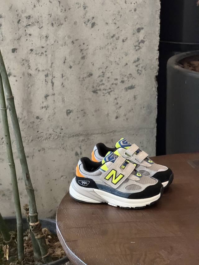 新色 DDD 王炸爆款Nb990 V6魔术贴童鞋. DDD 新百L 990 高端美产系列经典复古休闲运动慢跑鞋，采用上乘猪麂皮结合网眼材质制作鞋身同时保留了双层