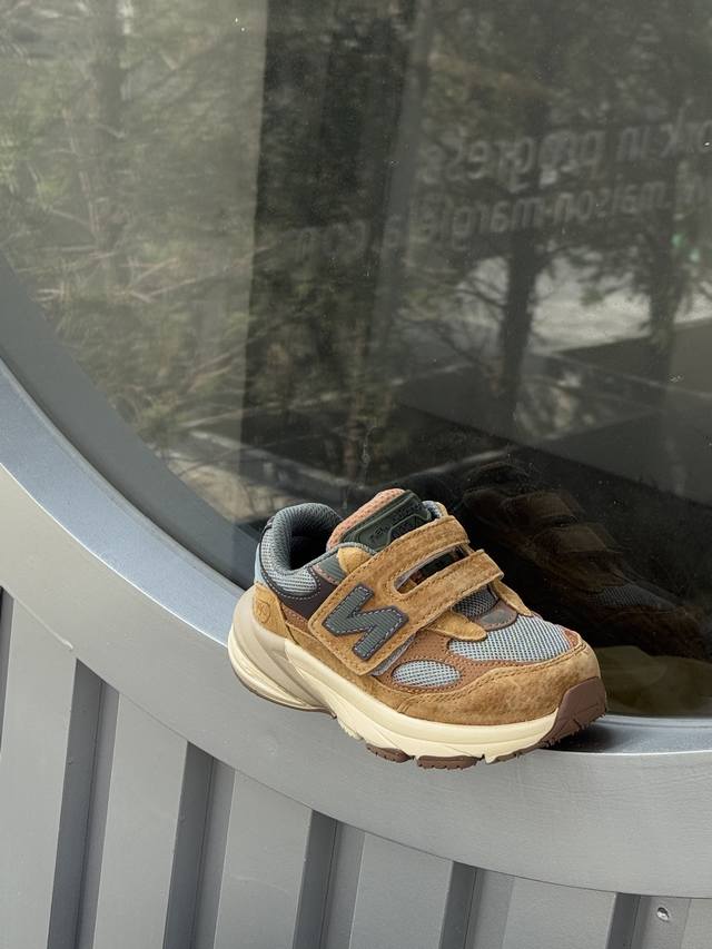 王炸爆款Nb990 V6魔术贴童鞋. DDD 新百L 990 高端美产系列经典复古休闲运动慢跑鞋，采用上乘猪麂皮结合网眼材质制作鞋身同时保留了双层填充鞋领、侧身