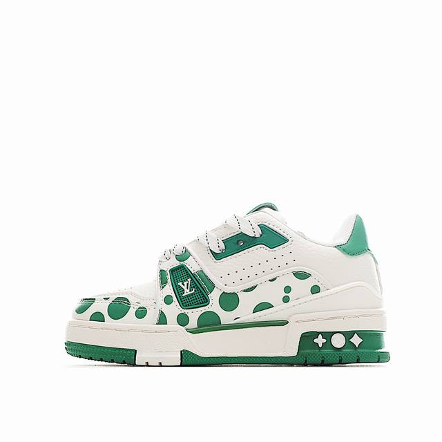 Lv 休闲时尚儿童板鞋 DDD L T运动鞋来自Lv联名合作系列，在牛皮革表面描绘先锋艺术家笔下的无限波点，创意升级V A创作的经典鞋履，鞋后标注合作系列标识。