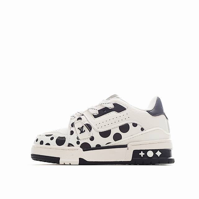 Lv 休闲时尚儿童板鞋 DDD L T运动鞋来自Lv联名合作系列，在牛皮革表面描绘先锋艺术家笔下的无限波点，创意升级V A创作的经典鞋履，鞋后标注合作系列标识。