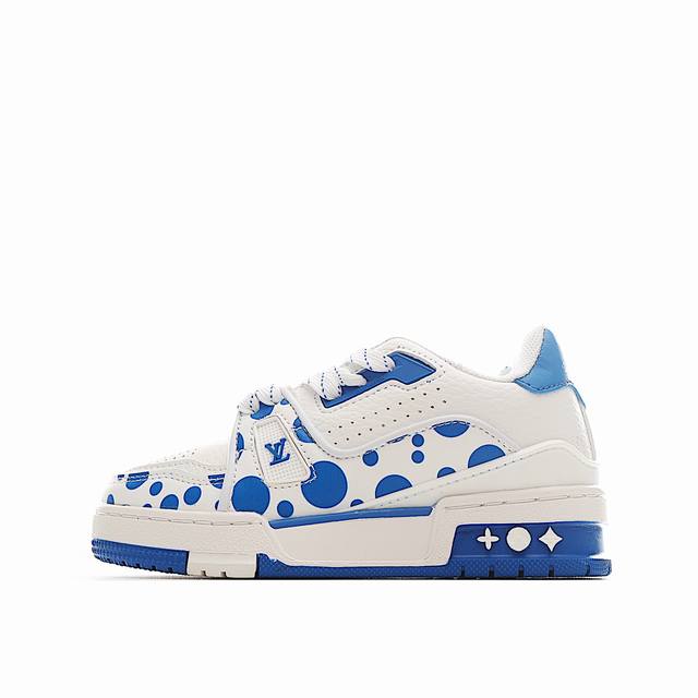 Lv 休闲时尚儿童板鞋 DDD L T运动鞋来自Lv联名合作系列，在牛皮革表面描绘先锋艺术家笔下的无限波点，创意升级V A创作的经典鞋履，鞋后标注合作系列标识。