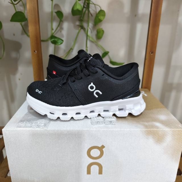 On昂跑 Cloud X 4 儿童跑鞋28--37 配鞋带扣 DDD