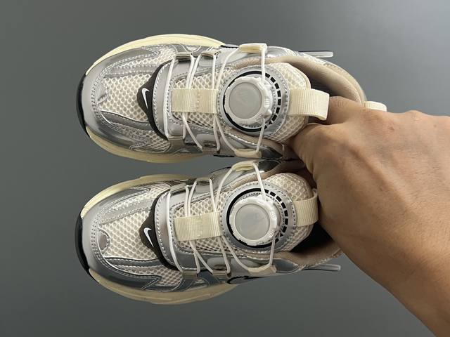 补齐 DDD 海外版Nk V2K锁扣儿童老爹鞋 DDD Size：26-37码 DDD 经典V2K老爹鞋 DDD 精致锁扣设计，穿脱方便 DDD 优质面料拼接，