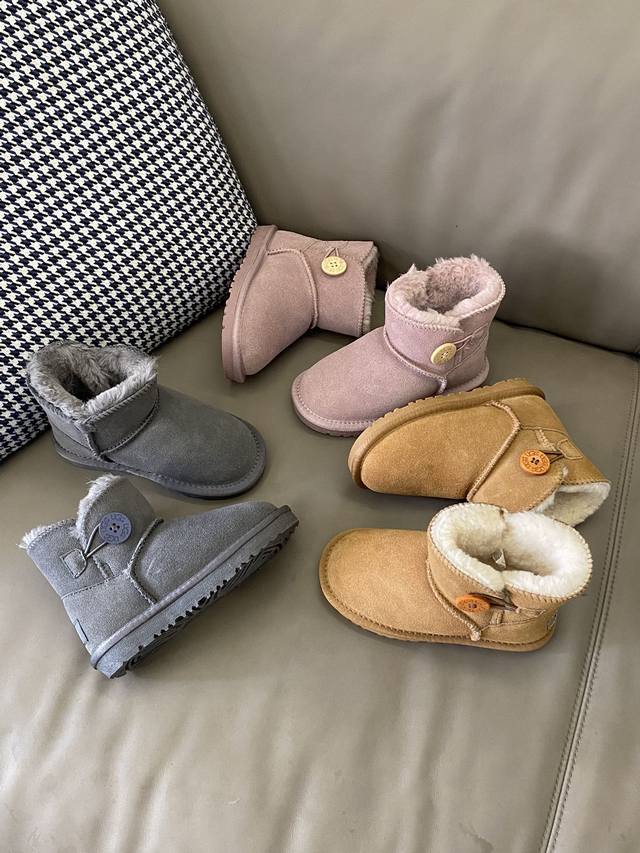 原图直出 DDD 鞋面是反绒牛皮的，内里有加厚长毛绒，穿着超级舒服超级暖和纽扣款的纽扣质感不廉价鞋底防滑耐磨 DDD