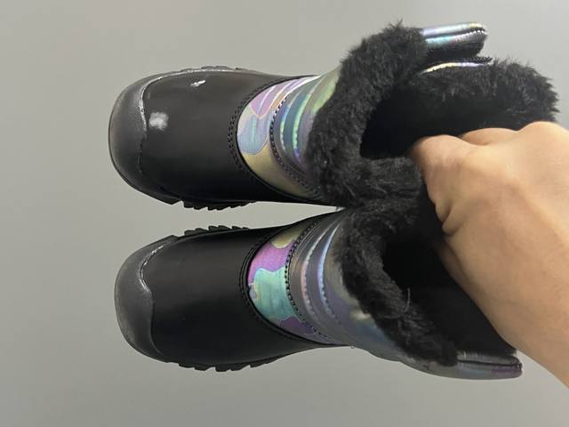 北家新款炫彩高帮魔术贴儿童雪地靴 DDD Size：28-37码 DDD 经典炫彩配色，超好看 DDD 内里加绒，保暖又舒适 DDD 高帮款式设计，防风又保暖