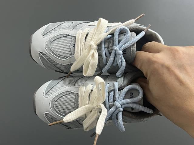 Nb9060 Miumiu联名儿童魔术贴休闲鞋 DDD Size：24-37码 DDD 经典Nb9060联名系列 DDD 魔术贴设计，穿脱方便 DDD 网面皮料