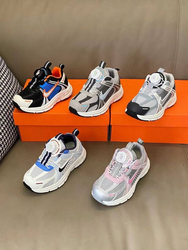 原图直出 DDD 找到一双运动鞋百搭又又好穿好穿 清爽鞋面活力满满，旋转扣设计方便宝贝穿脱低帮设计很显脚踝纤细，日常出街或者运动时穿都合适鞋底的泡棉依旧是Qq糖