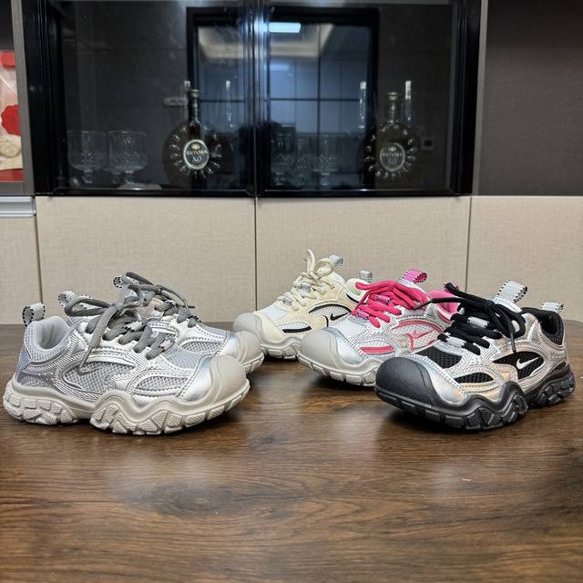 开春福利特价 可退换 DDD 啊啊啊！！这双小丑萌可爱到我的心巴 DDD Nk 舒适复古儿童休闲鞋 DDD 人体工学设计有效贴合足部运动曲线 DDD 魔术贴设计