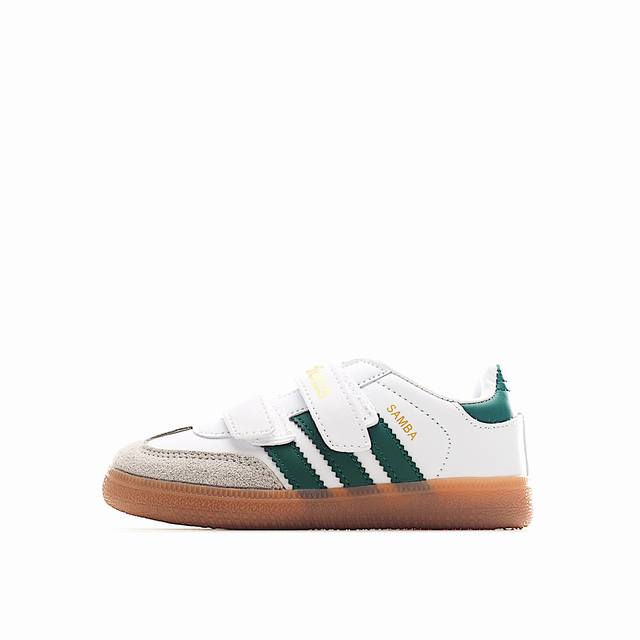 Ad 德训 3.0 双魔术贴儿童鞋 DDD 以经典溜冰风格为灵感的易穿运动鞋。无论他们是骑着他们的第一辆平衡车巡游，还是探索游乐场的每一寸空间，这些滑冰风格的运