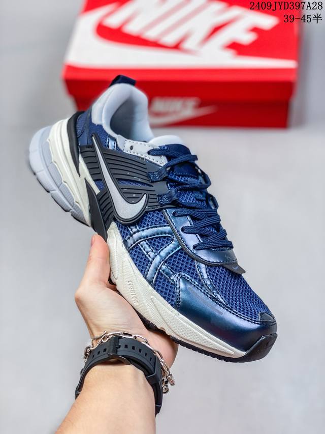 简介：真标耐克nike V2K Run跑步鞋复古风潮 网面透气运动鞋 灰银紧致的鞋面材质提供良好的包裹性鞋侧 Swoosh以及鞋头部分搭配增添不少亮点的镀铬细节