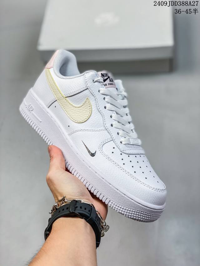 公司级带半码 耐克 Nike Air Force 1 '07 Low 空军一号含气垫 低帮百搭厚底增高休闲运动板鞋。柔软、弹性十足的缓震性能和出色的中底设计，横