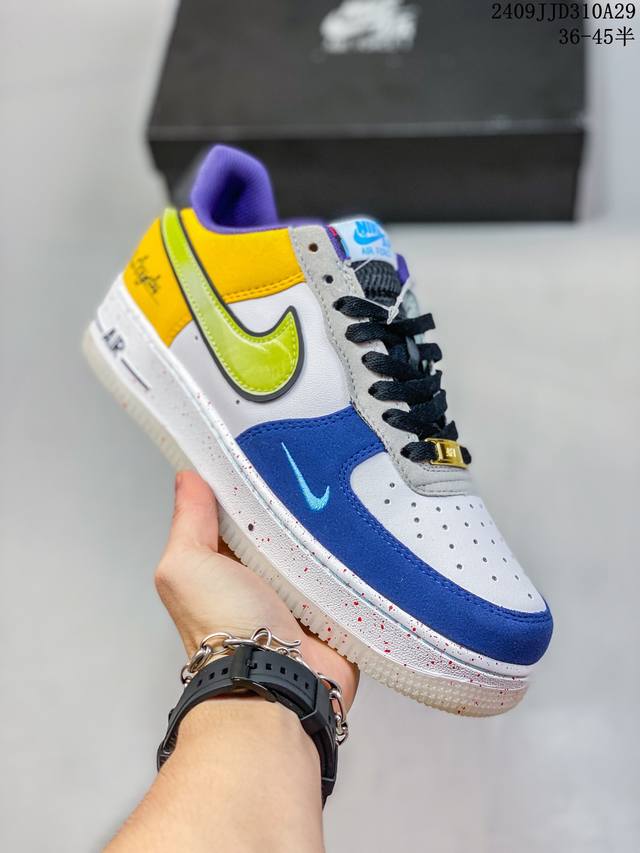 公司级耐克nike Air Force 7 空军一号低帮百搭休闲运动板鞋。柔软、弹性十足的缓震性能和出色的中底设计，横跨复古与现代的外型结合，造就出风靡全球三十
