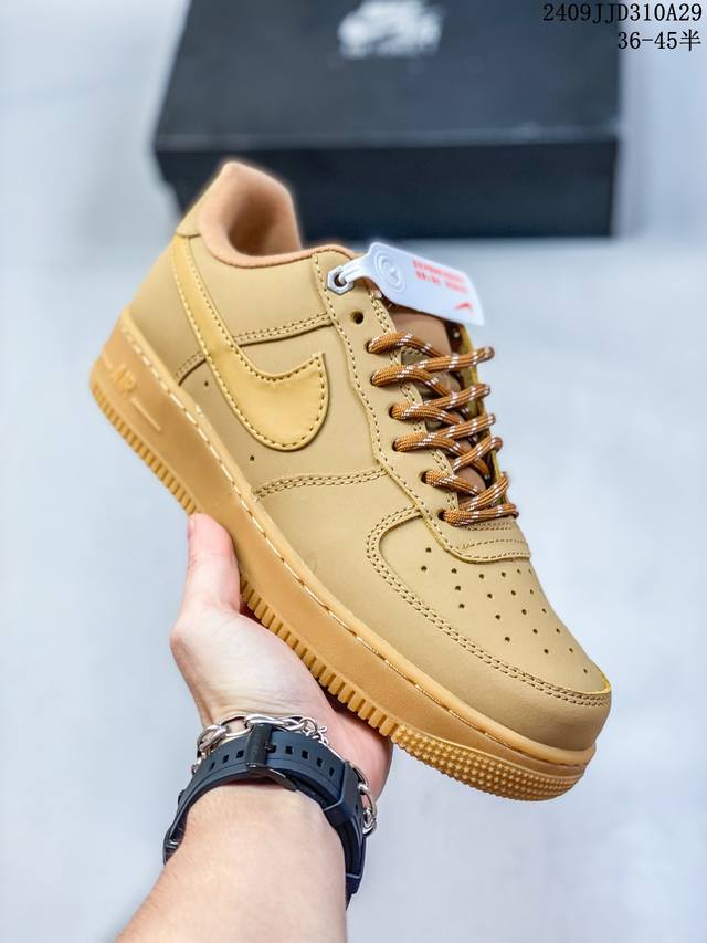 公司级耐克nike Air Force 7 空军一号低帮百搭休闲运动板鞋。柔软、弹性十足的缓震性能和出色的中底设计，横跨复古与现代的外型结合，造就出风靡全球三十