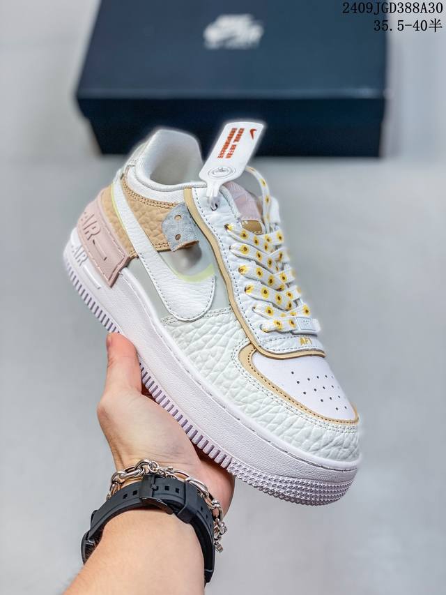 Nike 耐克低帮板鞋 空军一号 Af1马卡龙 Af1厚底增高百搭运动板鞋 Nike Air Force 1 “Shadow” 造型设计上与 Sacai X N