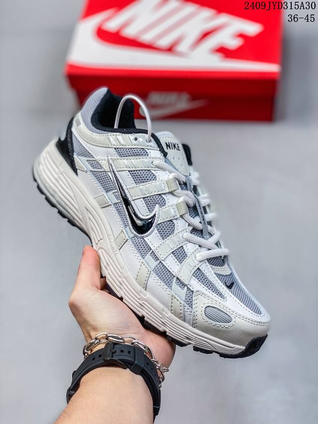 耐克nike P-6000 跑鞋内外侧都用了红色的钩子，采用透气材料，搭配匠心覆面，再现千禧年代的跑鞋风格，塑就大气外观。鞋款秉承 Nike Pegasus 2