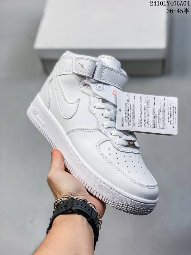 福利特价 耐克nike Air Force 1‘07 空军一号低帮百搭休闲运动板鞋。柔软、弹性十足的缓震性能和出色的中底设计，横跨复古与现代的外型结合，造就出风