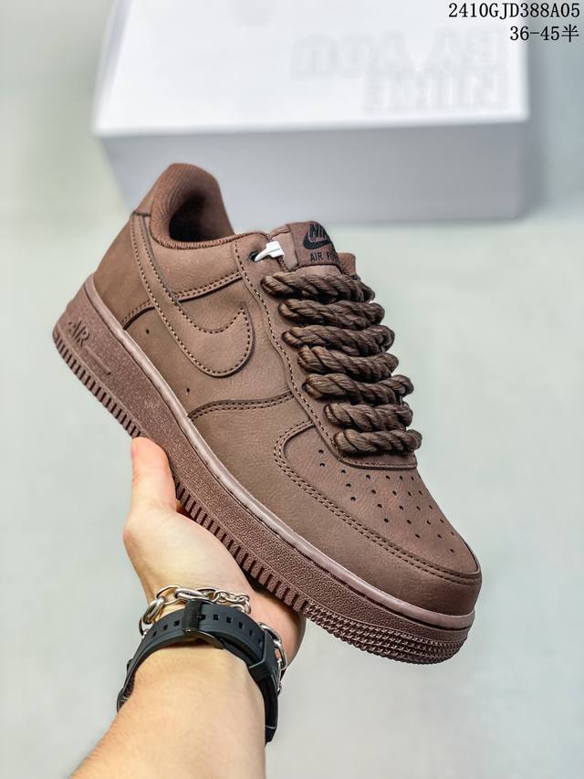 公司级耐克nike Air Force 1‘07 空军一号低帮百搭休闲运动板鞋。柔软、弹性十足的缓震性能和出色的中底设计，横跨复古与现代的外型结合，造就出风靡全